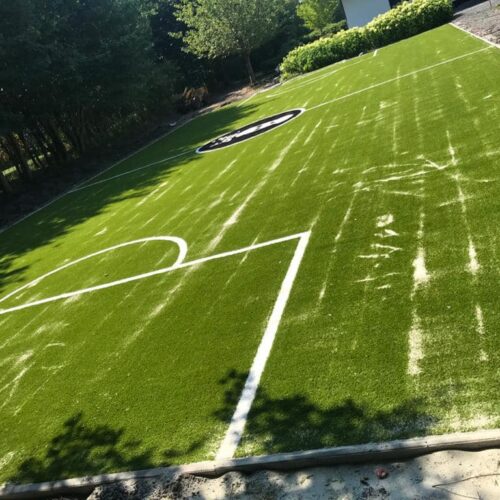 Kunstgras speelvloeren 89 Speelvloer aangelegd in Almere, de voetbalkooi wordt altijd later geplaatst. Deze is met ingelegde belijningen en een ingelegd Logo, diameter 3 meter.